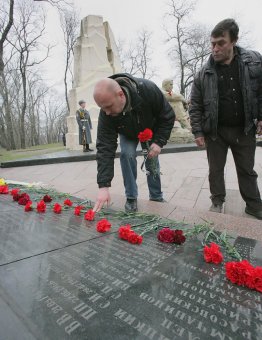 К памятнику воинам-интернационалистам в Одессе легли живые цветы