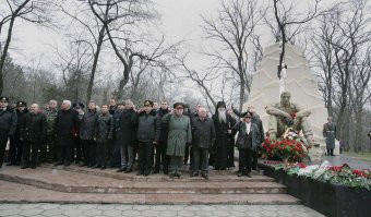 К памятнику воинам-интернационалистам в Одессе легли живые цветы