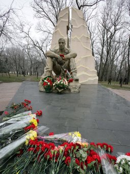 К памятнику воинам-интернационалистам в Одессе легли живые цветы