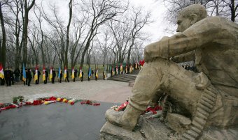 К памятнику воинам-интернационалистам в Одессе легли живые цветы
