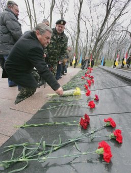 К памятнику воинам-интернационалистам в Одессе легли живые цветы
