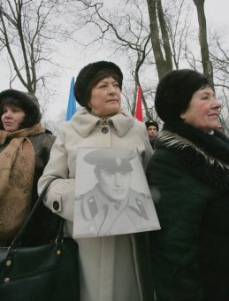 К памятнику воинам-интернационалистам в Одессе легли живые цветы