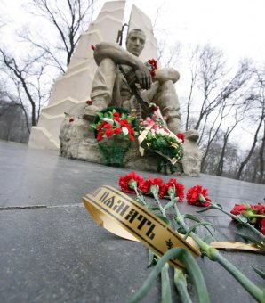 К памятнику воинам-интернационалистам в Одессе легли живые цветы
