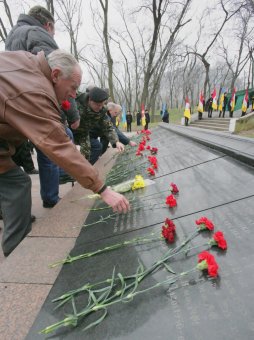 К памятнику воинам-интернационалистам в Одессе легли живые цветы
