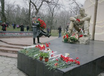 К памятнику воинам-интернационалистам в Одессе легли живые цветы