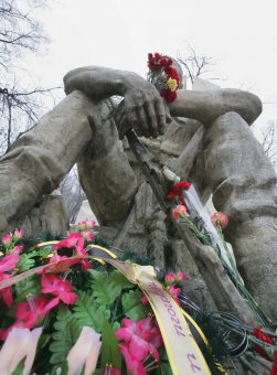 К памятнику воинам-интернационалистам в Одессе легли живые цветы