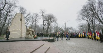 К памятнику воинам-интернационалистам в Одессе легли живые цветы