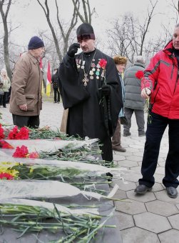 К памятнику воинам-интернационалистам в Одессе легли живые цветы