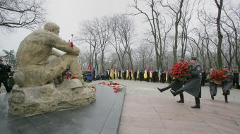 К памятнику воинам-интернационалистам в Одессе легли живые цветы