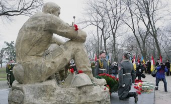 К памятнику воинам-интернационалистам в Одессе легли живые цветы