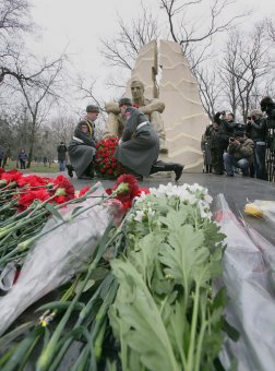 К памятнику воинам-интернационалистам в Одессе легли живые цветы