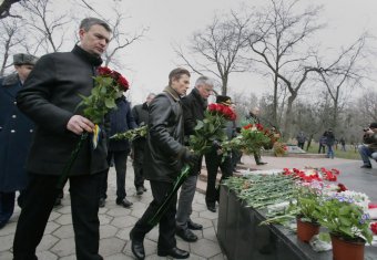 К памятнику воинам-интернационалистам в Одессе легли живые цветы