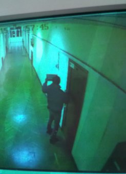 В Одессе неизвестный коллекционер табличек украл вывеску общественной приемной нардепа (фото, видео)