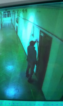 В Одессе неизвестный коллекционер табличек украл вывеску общественной приемной нардепа (фото, видео)