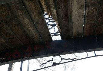 «Шпильки» одесских невест доломали одесский Мостик влюблённых (фото)