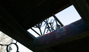 «Шпильки» одесских невест доломали одесский Мостик влюблённых (фото)