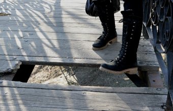 «Шпильки» одесских невест доломали одесский Мостик влюблённых (фото)