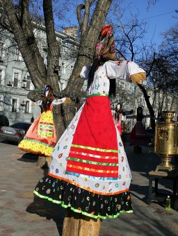 В Одессе появились дамы с вениками вместо рук (фото)