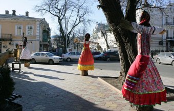 В Одессе появились дамы с вениками вместо рук (фото)