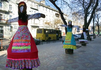 В Одессе появились дамы с вениками вместо рук (фото)