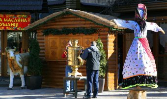 В Одессе появились дамы с вениками вместо рук (фото)