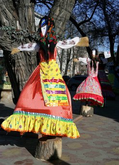 В Одессе появились дамы с вениками вместо рук (фото)