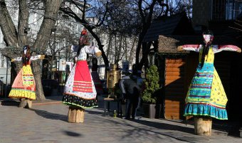 В Одессе появились дамы с вениками вместо рук (фото)