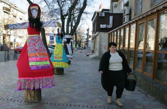 В Одессе появились дамы с вениками вместо рук (фото)