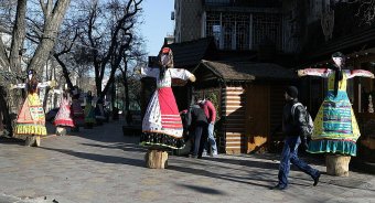 В Одессе появились дамы с вениками вместо рук (фото)