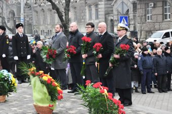 В Одессе 100 белых голубей взмыли в небо в честь подвига Героев Небесной Сотни