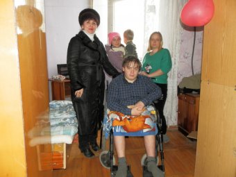 Инвалидам-переселенцам из зоны АТО привезли гуманитарку (фото)