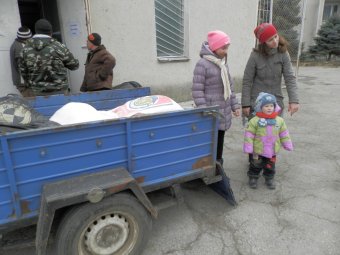 Инвалидам-переселенцам из зоны АТО привезли гуманитарку (фото)
