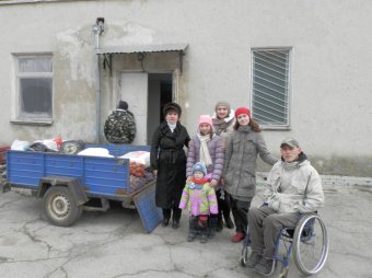 Инвалидам-переселенцам из зоны АТО привезли гуманитарку (фото)