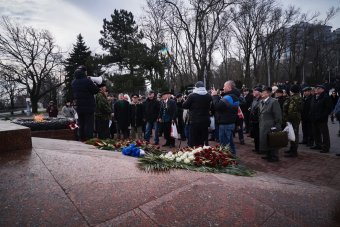 Сегодня одесситы возложили цветы к памятнику Неизвестному матросу