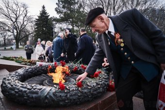 Сегодня одесситы возложили цветы к памятнику Неизвестному матросу