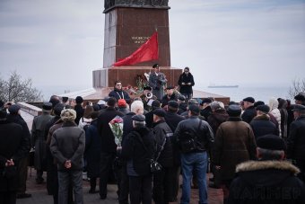Сегодня одесситы возложили цветы к памятнику Неизвестному матросу