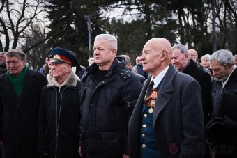 Сегодня одесситы возложили цветы к памятнику Неизвестному матросу