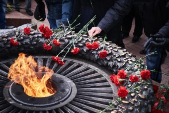 Сегодня одесситы возложили цветы к памятнику Неизвестному матросу