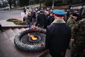 Сегодня одесситы возложили цветы к памятнику Неизвестному матросу
