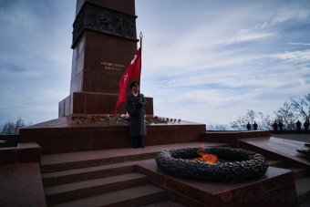 Сегодня одесситы возложили цветы к памятнику Неизвестному матросу