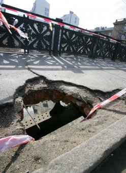 Исторический мост в центре Одессы закрыли из-за аварийного состояния (фото)