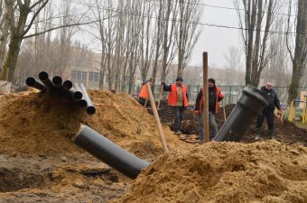 В Суворовском районе прокладывают новые водопроводные трубы (фото)