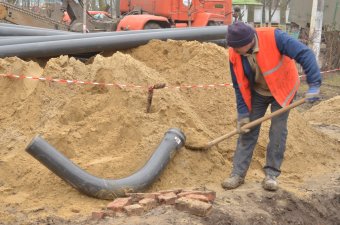 В Суворовском районе прокладывают новые водопроводные трубы (фото)