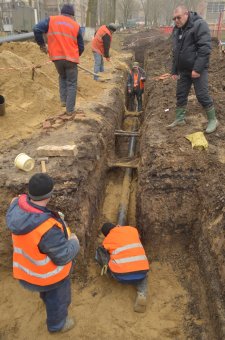 В Суворовском районе прокладывают новые водопроводные трубы (фото)