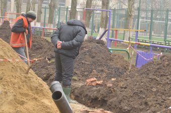 В Суворовском районе прокладывают новые водопроводные трубы (фото)