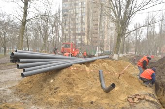 В Суворовском районе прокладывают новые водопроводные трубы (фото)