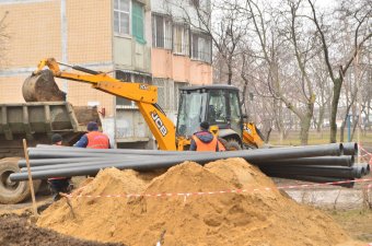 В Суворовском районе прокладывают новые водопроводные трубы (фото)