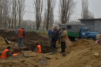 В Суворовском районе прокладывают новые водопроводные трубы (фото)