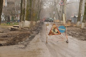 В Суворовском районе прокладывают новые водопроводные трубы (фото)