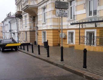 Ограничительные столбики установлены на Ланжероновской в Одессе (фото)